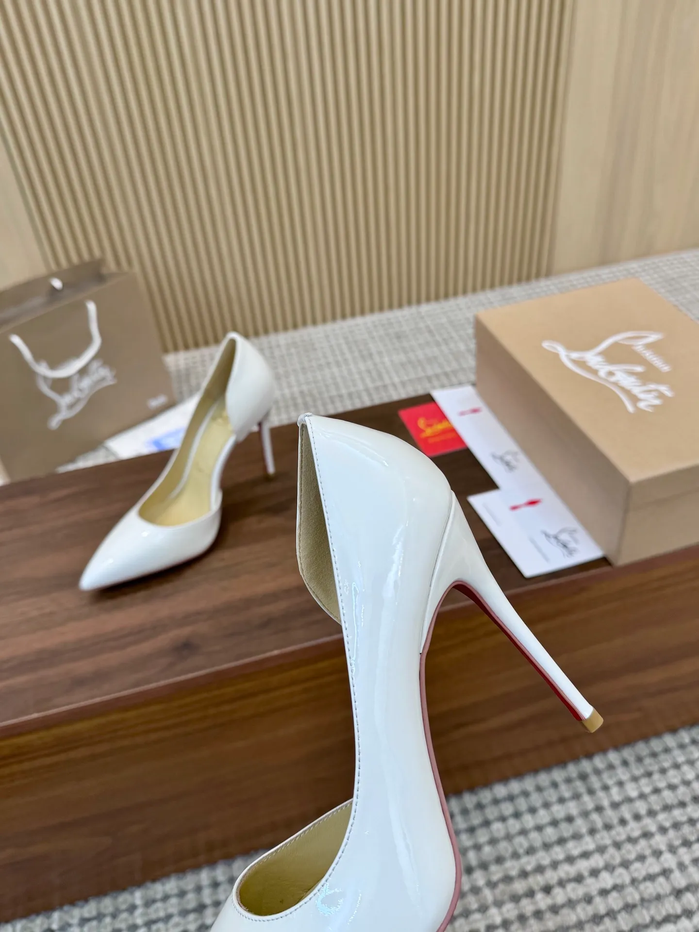 💕💕Factory direct selling price p440💕💕 Genuine leather sole +40 shipped all year round💝Christian Louboutin CL👠 "Imported cow patent leather💎Side hollow series" noble and luxurious, real blingbling👟👟 real materials, all customized by the pattern maker, and the materials are made of original customized materials to achieve the taste of the original 5 color options💍 Upper: Imported 👉cow patent leather💪 Lining: Sheepskin foot pad/lining Size: 34-40.41.42 Heel height: two options: 10.5cm and 8.5cm